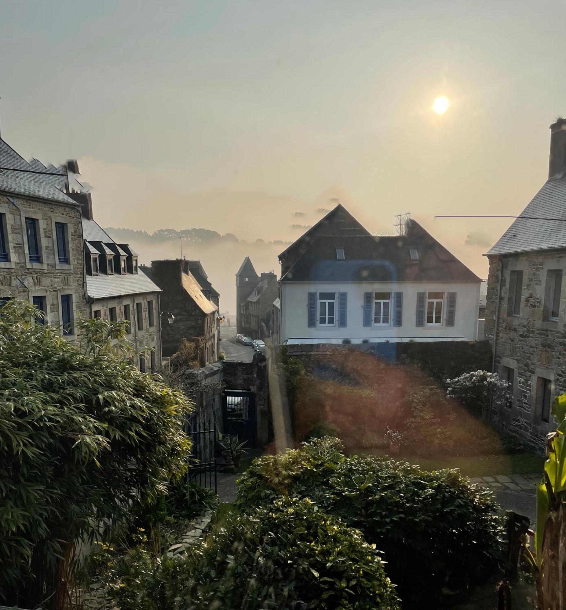 Appartement De 1634 Avec Balcon Au Sud Sur Jardin En Plein Coeur Historique Tréguier Esterno foto